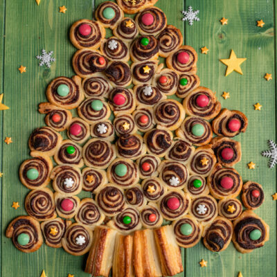 Alberello di sfoglia con girelle alla nutella decorate con confettini colorati e stelle di zucchero