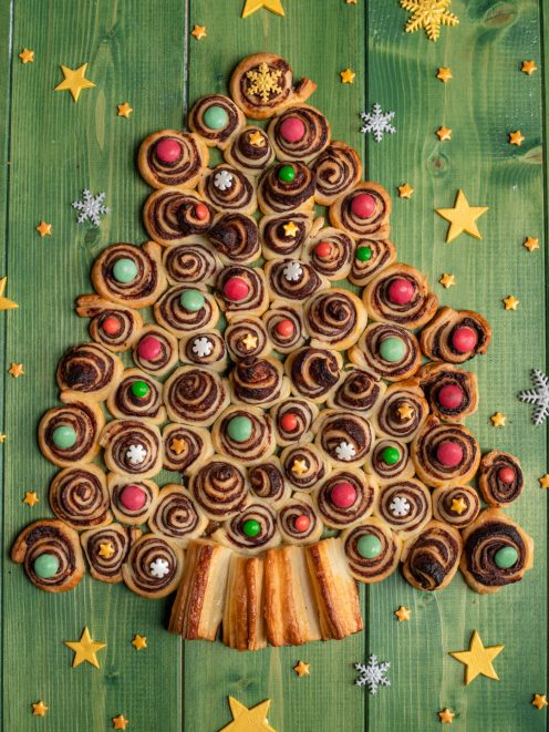 Alberello di sfoglia con girelle alla nutella decorate con confettini colorati e stelle di zucchero