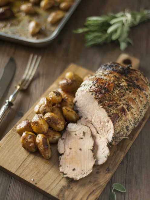 Arrosto di vitello alle erbe affettato, servito con patate novelle arrostite