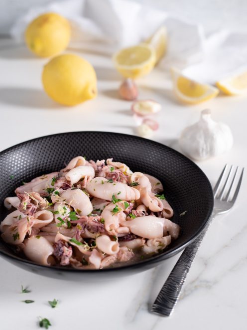 Calamaretti al limone con prezzemolo tritato e scorza di limone grattugiata
