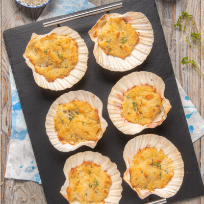 Capesante gratinate nel guscio con crosticina dorata di pangrattato ed erbe aromatiche