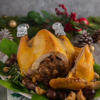 Cappone ripieno arrosto con farcia a vista, castagne e rosmarino