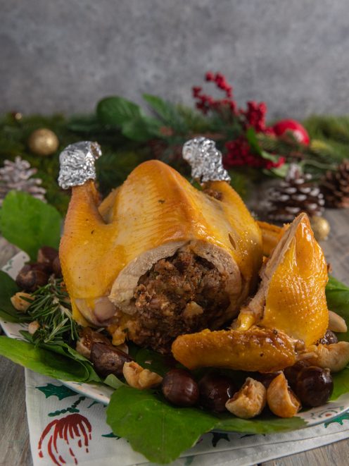 Cappone ripieno arrosto con farcia a vista, castagne e rosmarino
