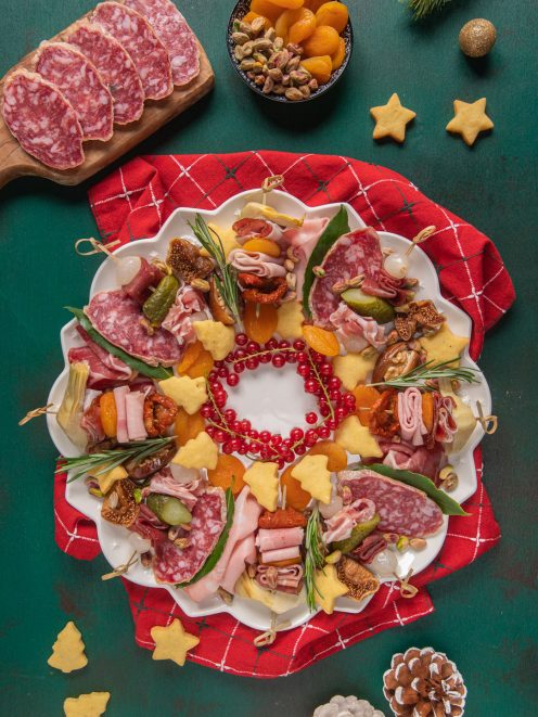 Charcuterie di Natale con salame, prosciutto, formaggi a stella, albicocche secche e pistacchi