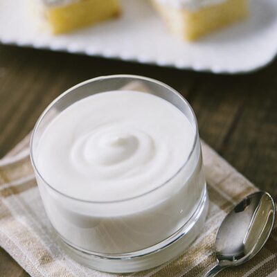 Crema al mascarpone senza uova servita in una coppetta, soffice e spumosa