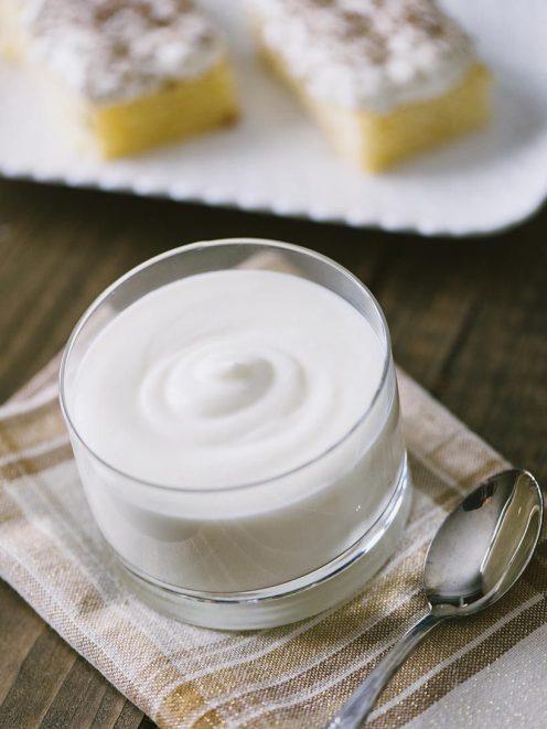 Crema al mascarpone senza uova servita in una coppetta, soffice e spumosa