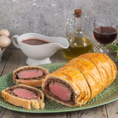 Filetto alla Wellington affettato con pasta sfoglia dorata e cuore di carne rosata al centro