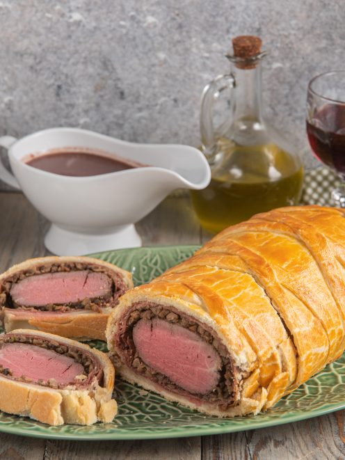 Filetto alla Wellington affettato con pasta sfoglia dorata e cuore di carne rosata al centro