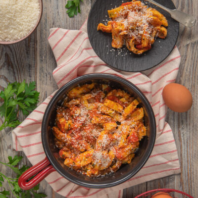 Finta trippa alla romana in pentola con sugo di pomodoro e parmigiano grattugiato, servita anche nel piatto