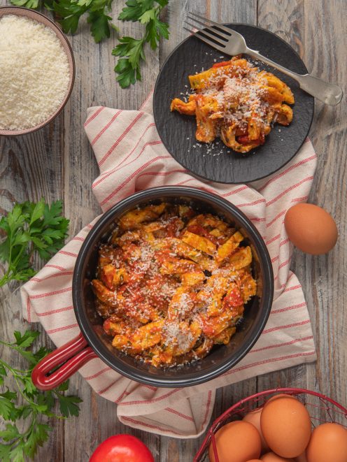 Finta trippa alla romana in pentola con sugo di pomodoro e parmigiano grattugiato, servita anche nel piatto