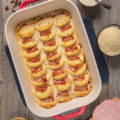 Gnocchi alla romana pasticciati con mortadella gratinati in teglia con crema di parmigiano