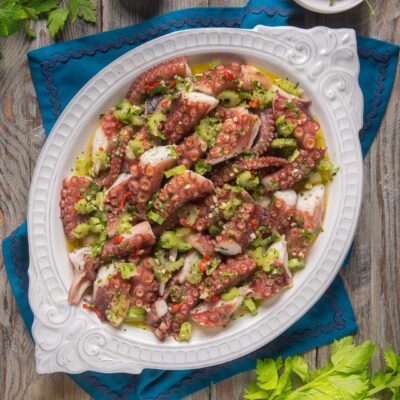 Insalata di polpo con sedano, peperoncino rosso, prezzemolo e olio extravergine