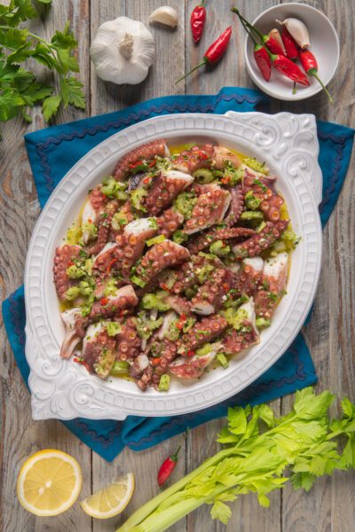 Insalata di polpo con sedano, peperoncino rosso, prezzemolo e olio extravergine