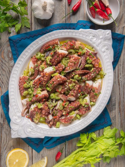 Insalata di polpo con sedano, peperoncino rosso, prezzemolo e olio extravergine