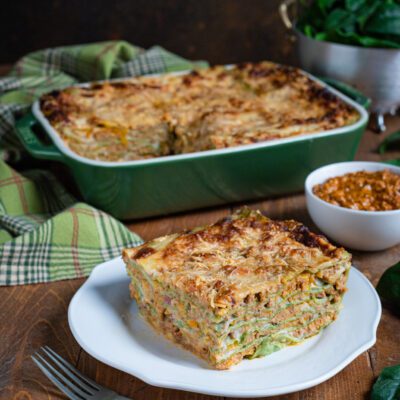 Lasagne alla bolognese con sfoglia verde agli spinaci, ragù e besciamella gratinata in superficie