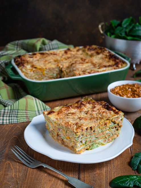 Lasagne alla bolognese con sfoglia verde agli spinaci, ragù e besciamella gratinata in superficie