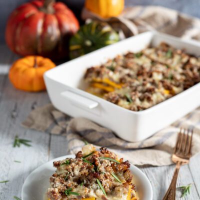 zucca e salsiccia al forno in teglia con porzione singola in primo piano