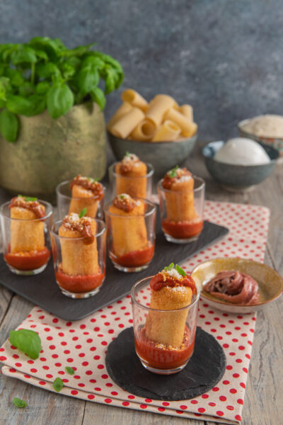 Paccheri fritti ripieni in bicchierini con sugo di pomodoro, parmigiano e basilico fresco