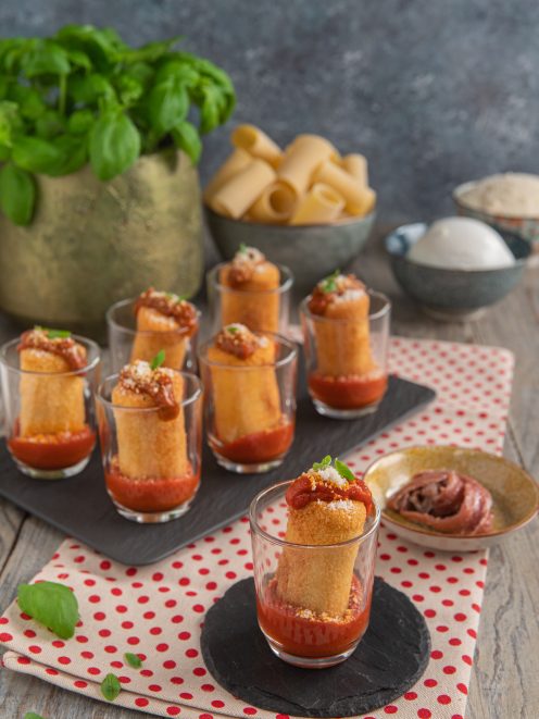 Paccheri fritti ripieni in bicchierini con sugo di pomodoro, parmigiano e basilico fresco