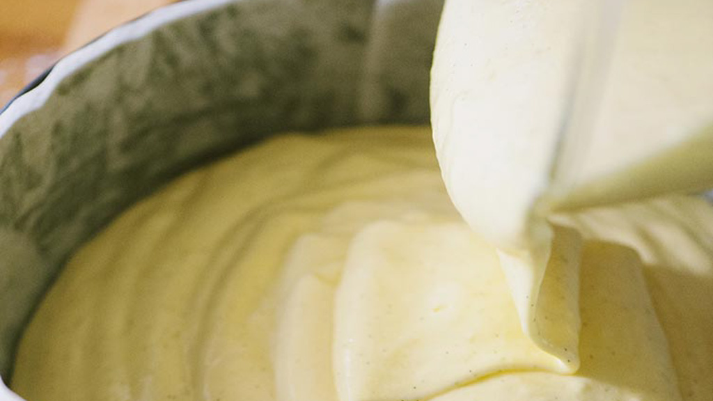 Composto per pan di Spagna versato e livellato nella tortiera imburrata e infarinata