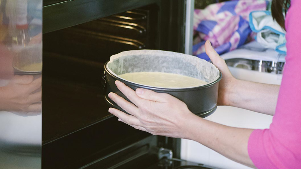 Pan di Spagna inserito in forno per la cottura.