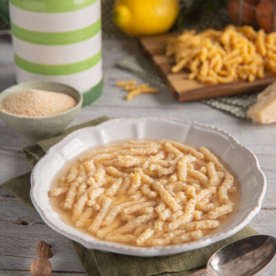 Passatelli in brodo serviti in piatto fondo, con pasta grossa e rugosa immersa nel brodo dorato