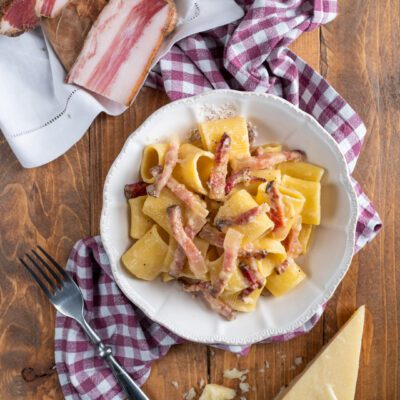 Pasta alla gricia con rigatoni, striscioline di guanciale croccante e pecorino grattugiato