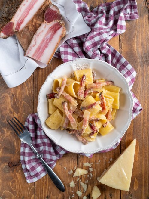 Pasta alla gricia con rigatoni, striscioline di guanciale croccante e pecorino grattugiato