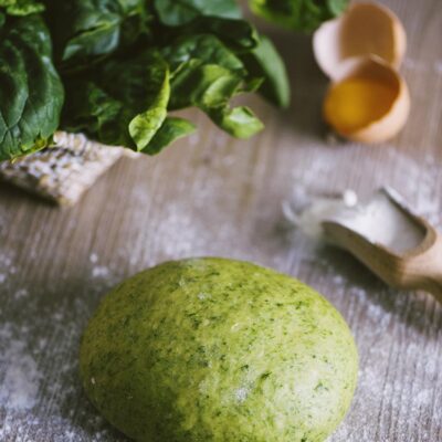 Pasta fresca verde agli spinaci: un panetto di impasto su piano infarinato