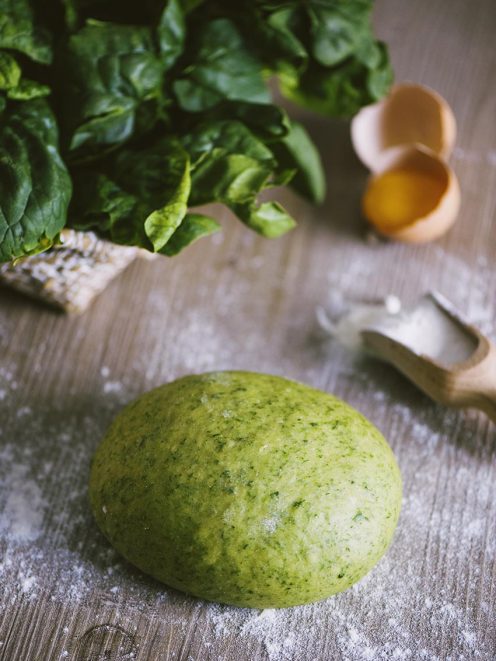 Pasta fresca verde agli spinaci: un panetto di impasto su piano infarinato