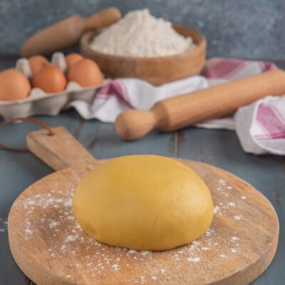 Pasta frolla senza burro pronta, formata a palla su piano infarinato