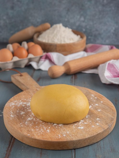 Pasta frolla senza burro pronta, formata a palla su piano infarinato