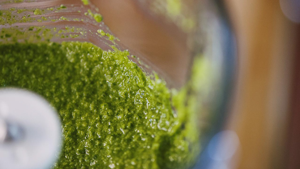 Pesto alla genovese cremoso con puntini bianchi di formaggio ancora visibili