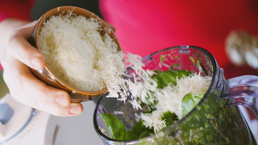 Basilico, aglio, Parmigiano e Pecorino nel mixer pronti per frullare il pesto