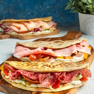 Piadina farcita con salame, mortadella, verdure grigliate e crema di formaggio