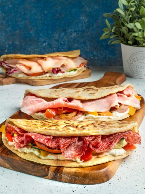 Piadina farcita con salame, mortadella, verdure grigliate e crema di formaggio