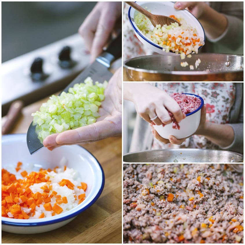Soffritto di carota, cipolla e sedano tritati versato in padella con carne macinata per il ragù