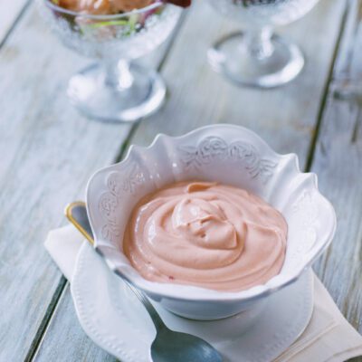 Salsa cocktail rosa e cremosa servita in coppette con fragole fresche come guarnizione