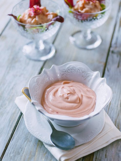 Salsa cocktail rosa e cremosa servita in coppette con fragole fresche come guarnizione