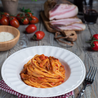 Spaghetti all'amatriciana con sugo di pomodoro e guanciale serviti a nido