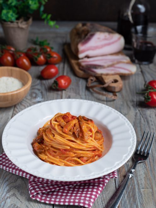 Spaghetti all'amatriciana con sugo di pomodoro e guanciale serviti a nido