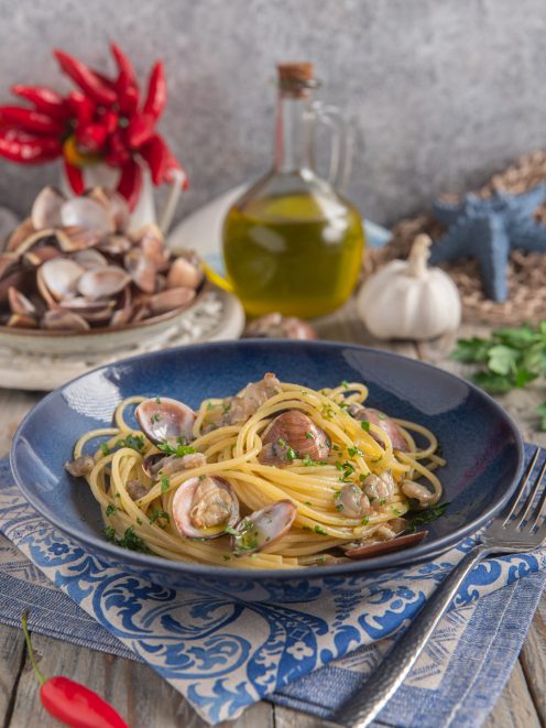 Spaghetti alle vongole con vongole aperte in guscio, sugo e prezzemolo tritato