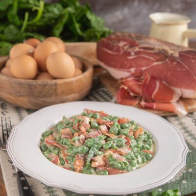 Spatzle agli spinaci conditi con panna e listarelle di speck croccante