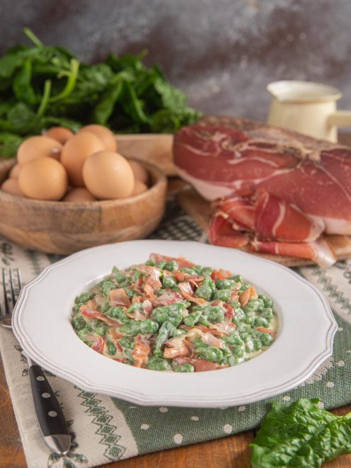 Spatzle agli spinaci conditi con panna e listarelle di speck croccante