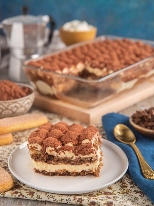 Tiramisù classico in porzione con strati di crema al mascarpone, savoiardi e cacao in polvere