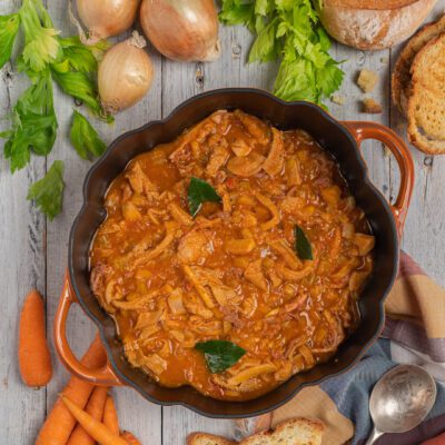 Trippa alla fiorentina in umido con sugo di pomodoro, sedano e foglie di alloro