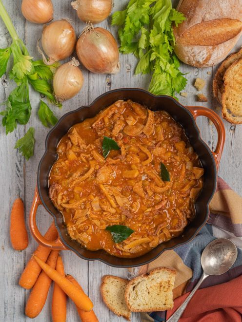 Trippa alla fiorentina in umido con sugo di pomodoro, sedano e foglie di alloro