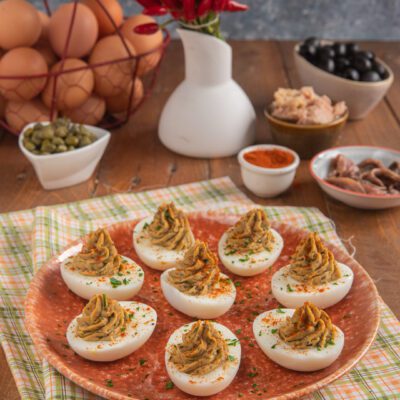 Uova alla diavola farcite con mousse di tuorlo, paprika e prezzemolo tritato