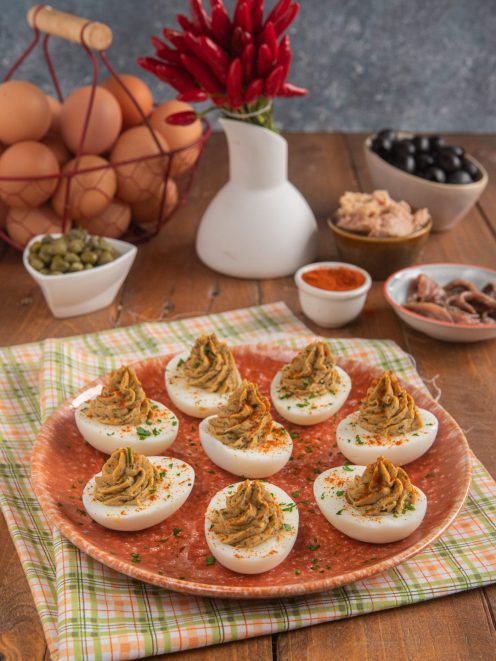 Uova alla diavola farcite con mousse di tuorlo, paprika e prezzemolo tritato
