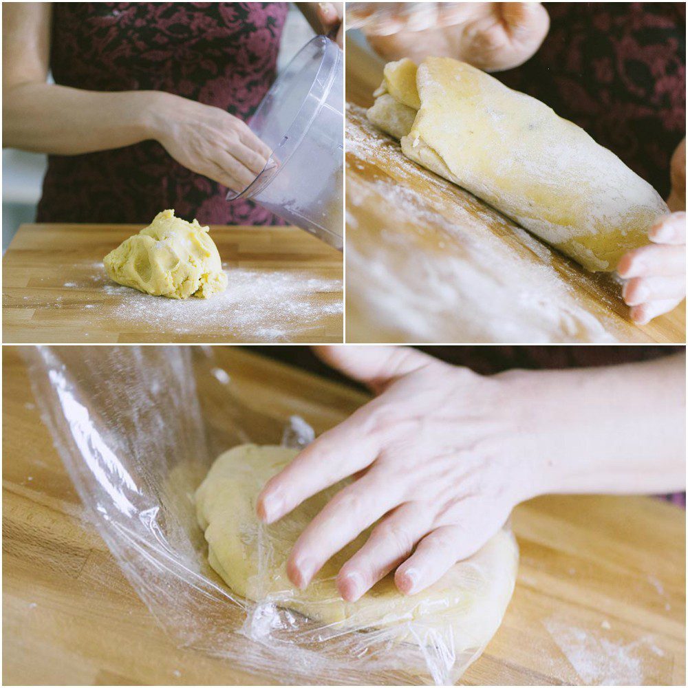 Impasto per biscotti al burro lavorato a mano e avvolto nella pellicola prima del riposo